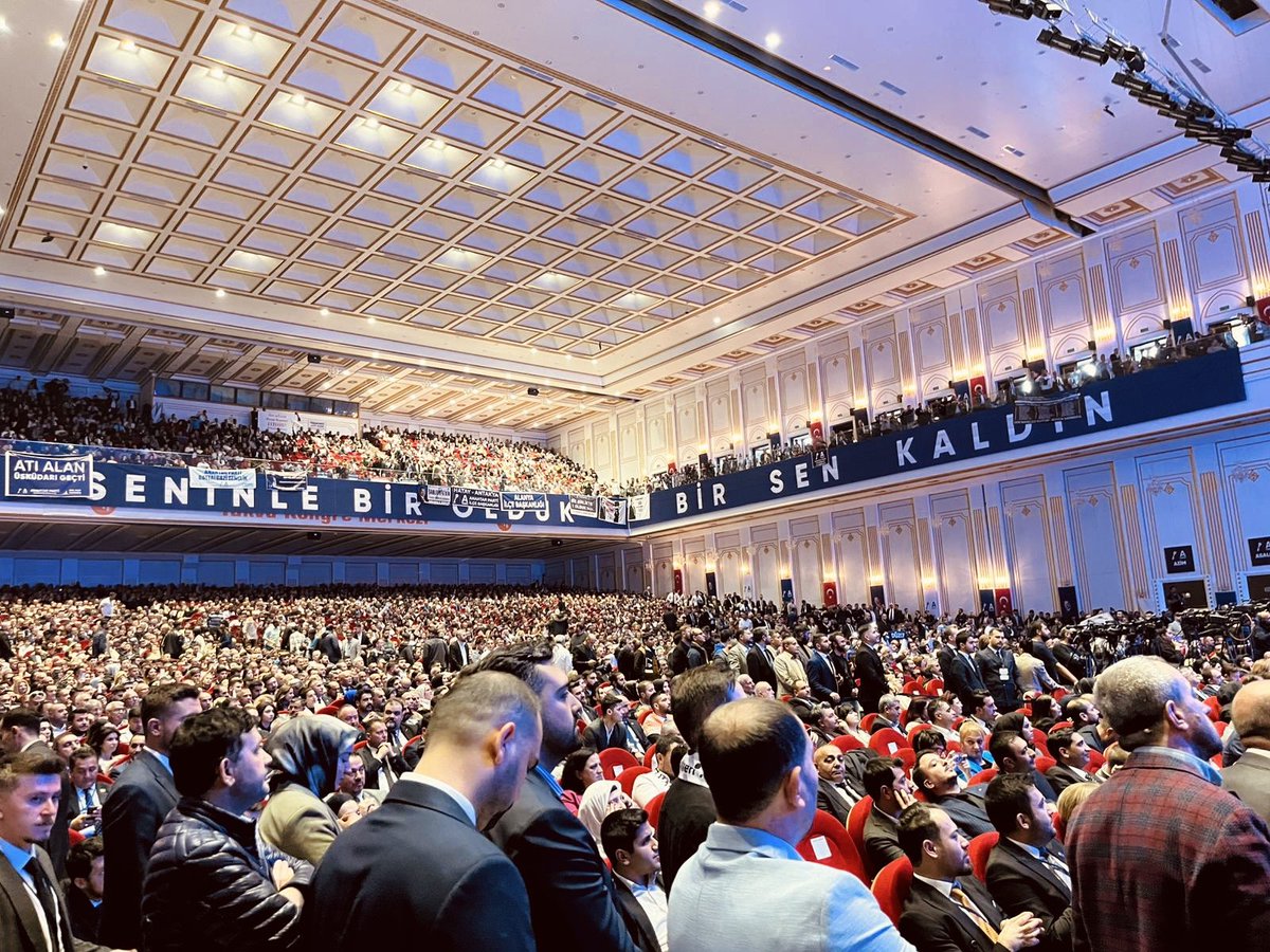Bir yıl önce umutla yola çıktık; bugün, emekle yoğrulmuş bir yılın hikâyesini kutluyoruz.
Her biri aynı inançla yürüyen dostlarla, omuz omuza…