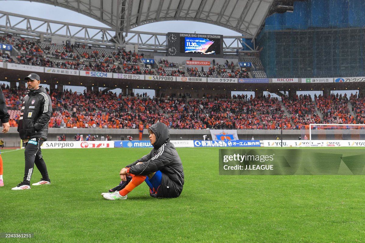 #نيغاتا 🇯🇵:

هبوط ألبيريكس نيغاتا إلى الدرجة الثانية (J2) لم يكن مجرد خبرٍ رياضي، بل مشهد إنساني نادر في عالم كرة القدم 🙌🏻
▪️في المؤتمر الصحفي عقب مباراة الفريق أمام فيسيل كوبي (انتهت بالتعادل)، حضر رئيس النادي ومدير إدارة التدريب، وانحنى الاثنان من على المنصة معتذرين أمام