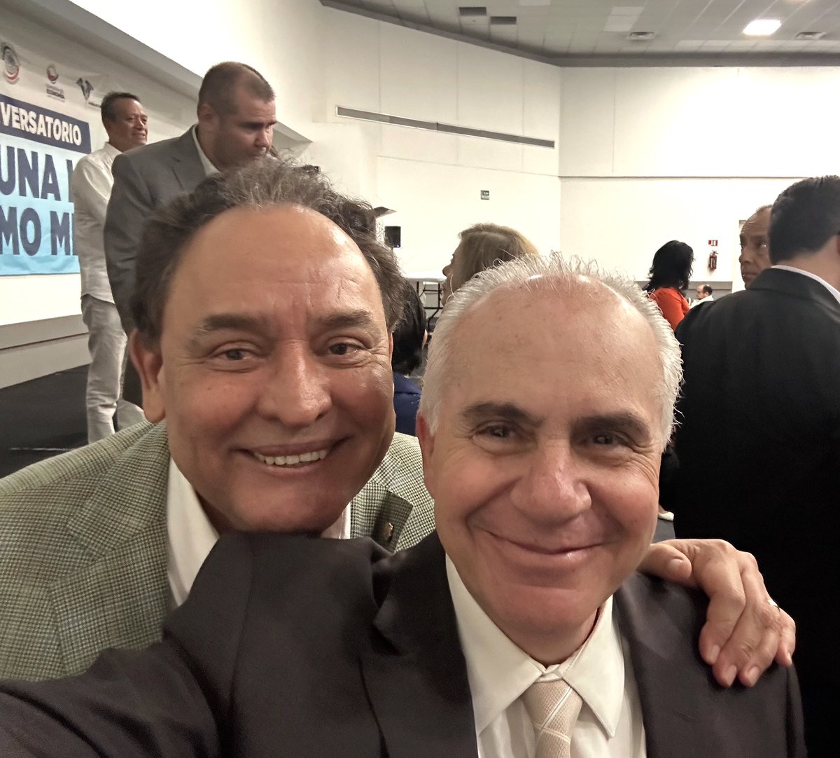 El trabajo coordinado entre sector público y privado, es el mejor camino para ofrecer servicios de salud de la más alta calidad.

Aquí, con Secretario de Salud Estado de Baja California, Dr. José Adrián Medina Amarillas en el marco del Conversatorio Legislativo Turismo Médico.