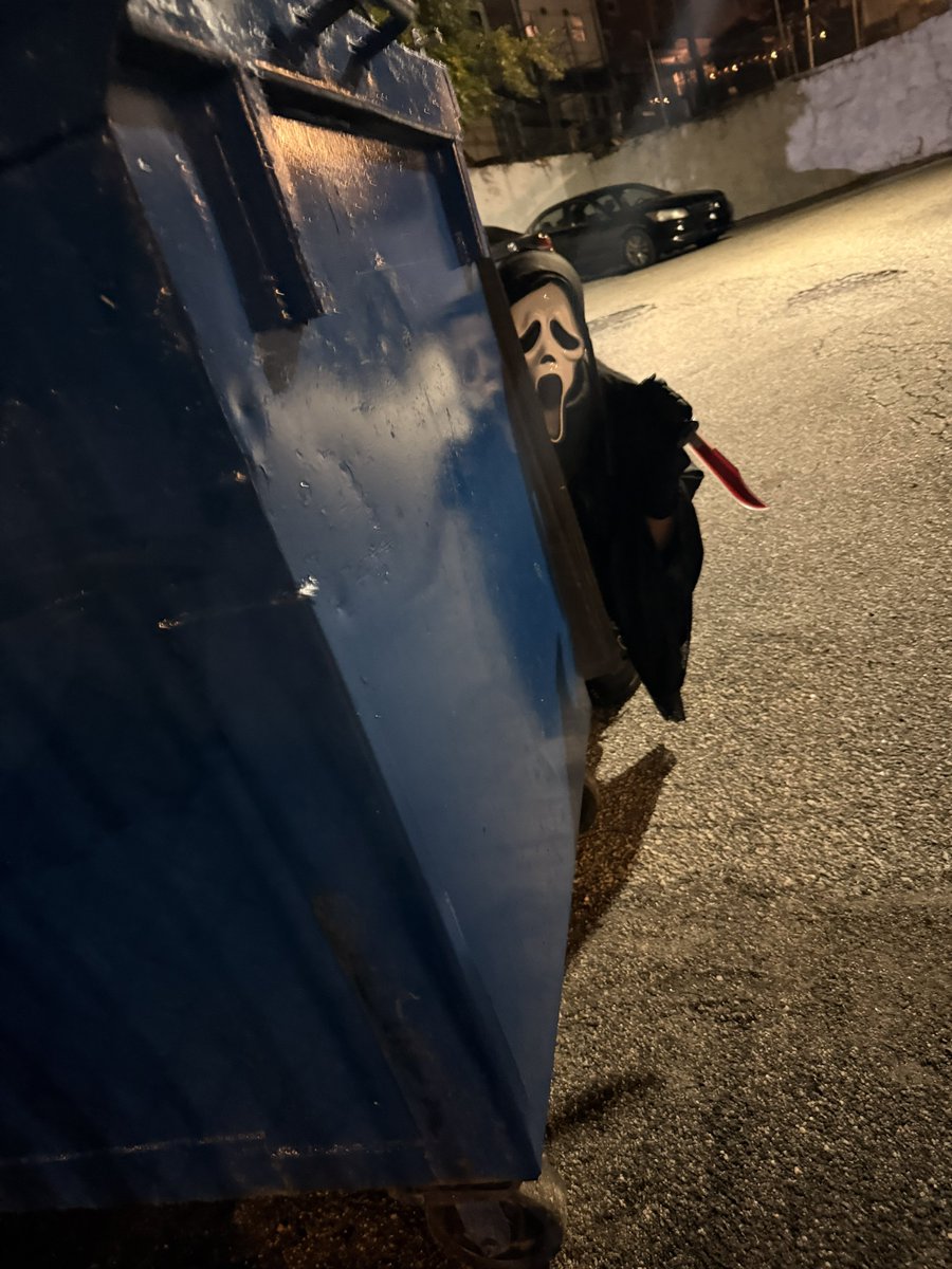 nintenho's tweet photo. What’s your favorite scary movie? 📞🔪🖤 https://t.co/yIRLByjtVk