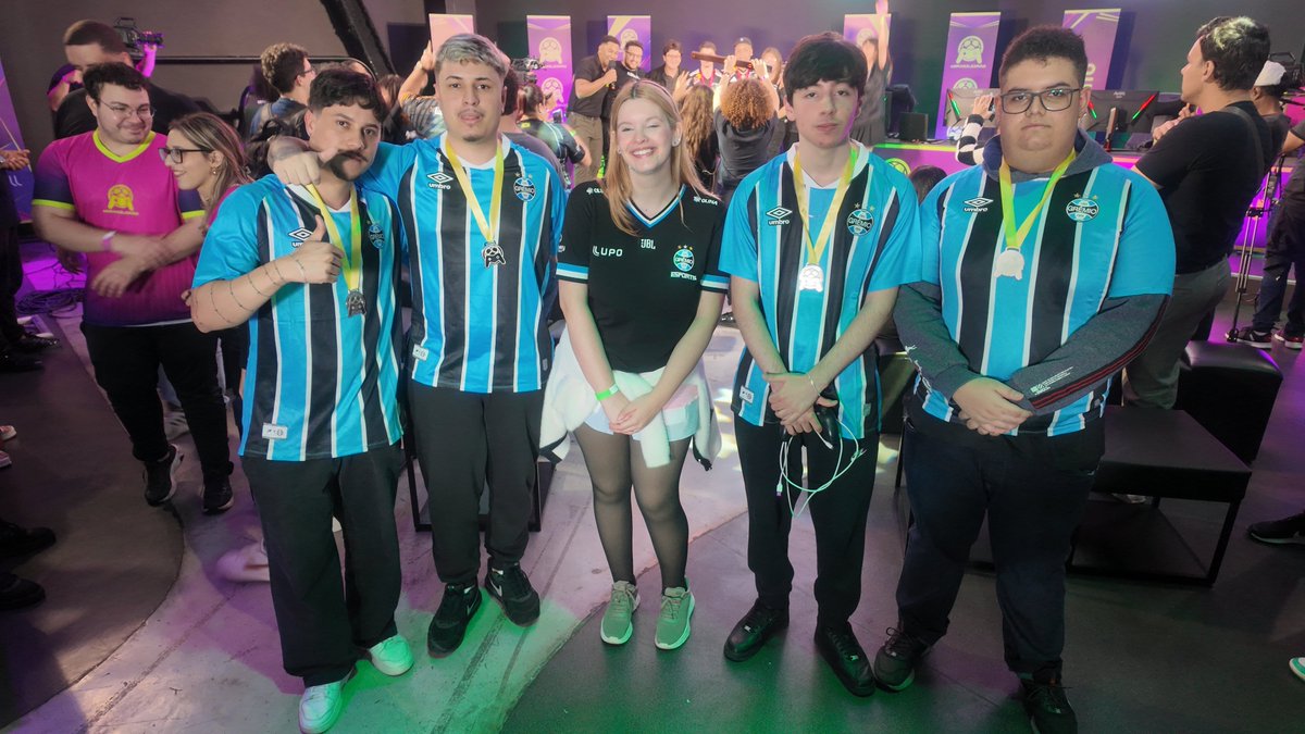 GremioEsportsGG's tweet image. Vice-campeões do @eBrasileirao @CBF_Futebol  de Rocket League! 💙⚽
Orgulho da nossa equipe, que levou o Imortal até a grande final.

@Michirl_ 
@sucorl_ 
@klausrl1 
@wistyy_ 
@Gremio 
@pamsnowstage 

#NaGramaOuNoPixel #GrêmioEsports #eBrasileirão2025