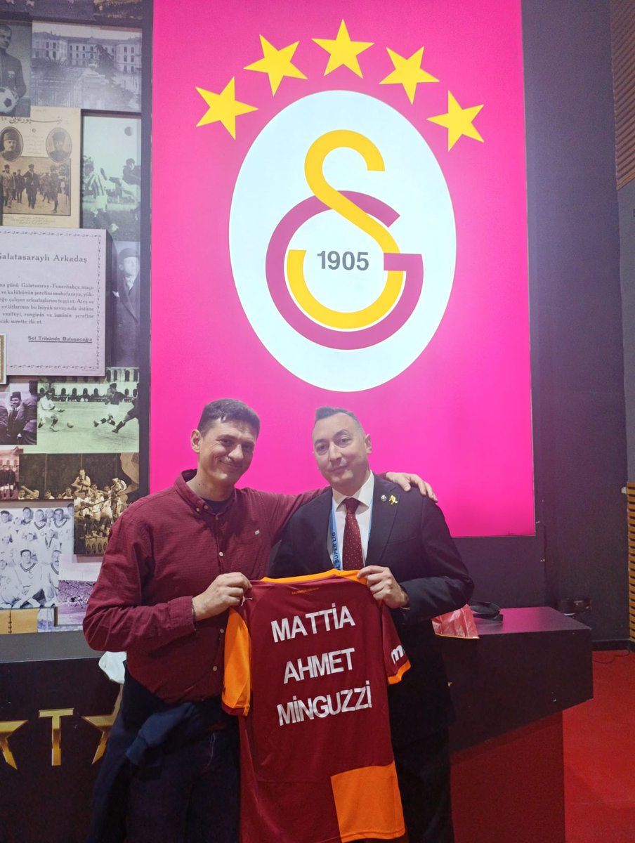 aysenurafyon's tweet photo. Bugün Andrea, kendisini Trabzonspor maçında ağırlayan @GalatasaraySK ‘a teşekkür etmek istedi ama “X’i çok kullanmıyorum, benim yerime paylaşır mısın” dedi. 

Paylaşmam mı… 💛♥️

@buraksariaslan 
@CoskunGulbaharr 
🫂 https://t.co/w3yA2m2WbJ