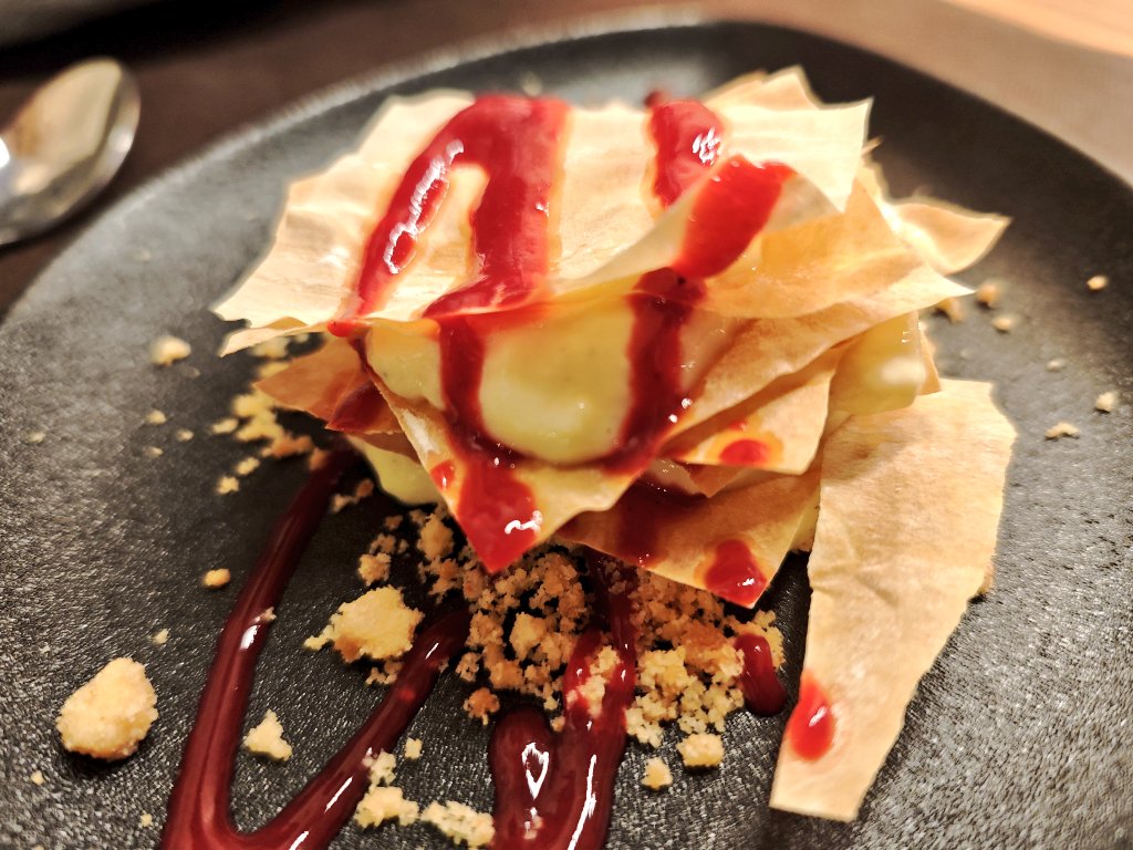 Ca la Flora, un lloc cuqui per sopar a Banyoles. L’interiorisme està fet amb molt bon gust i el menjar, tot i no ser del meu estil, és molt bo. Tot fet per ells. El propietari, al peu del canó.