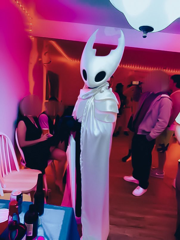 TasuFox's tweet photo. This past month I’ve been working on a character from Hollow Knight, is this my start to cosplay? 

#hollowknight #Hollowkinght #purevessel #cosplay https://t.co/872G63eSpn
