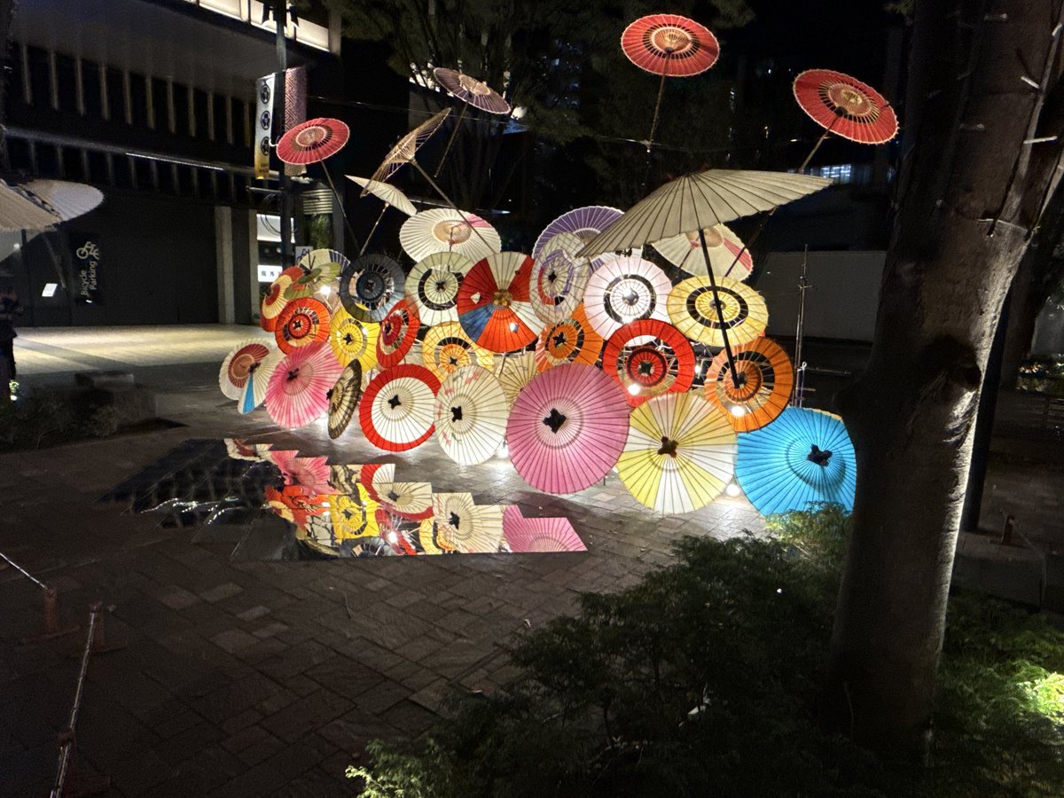 wagasaya's tweet photo. 和ルミネーション
東京・大手町　仲通りでの和傘のライトアップ
今年も終了致しました
お越し頂いた皆様
ありがとうございました(^^) https://t.co/H1GmAf3JZC