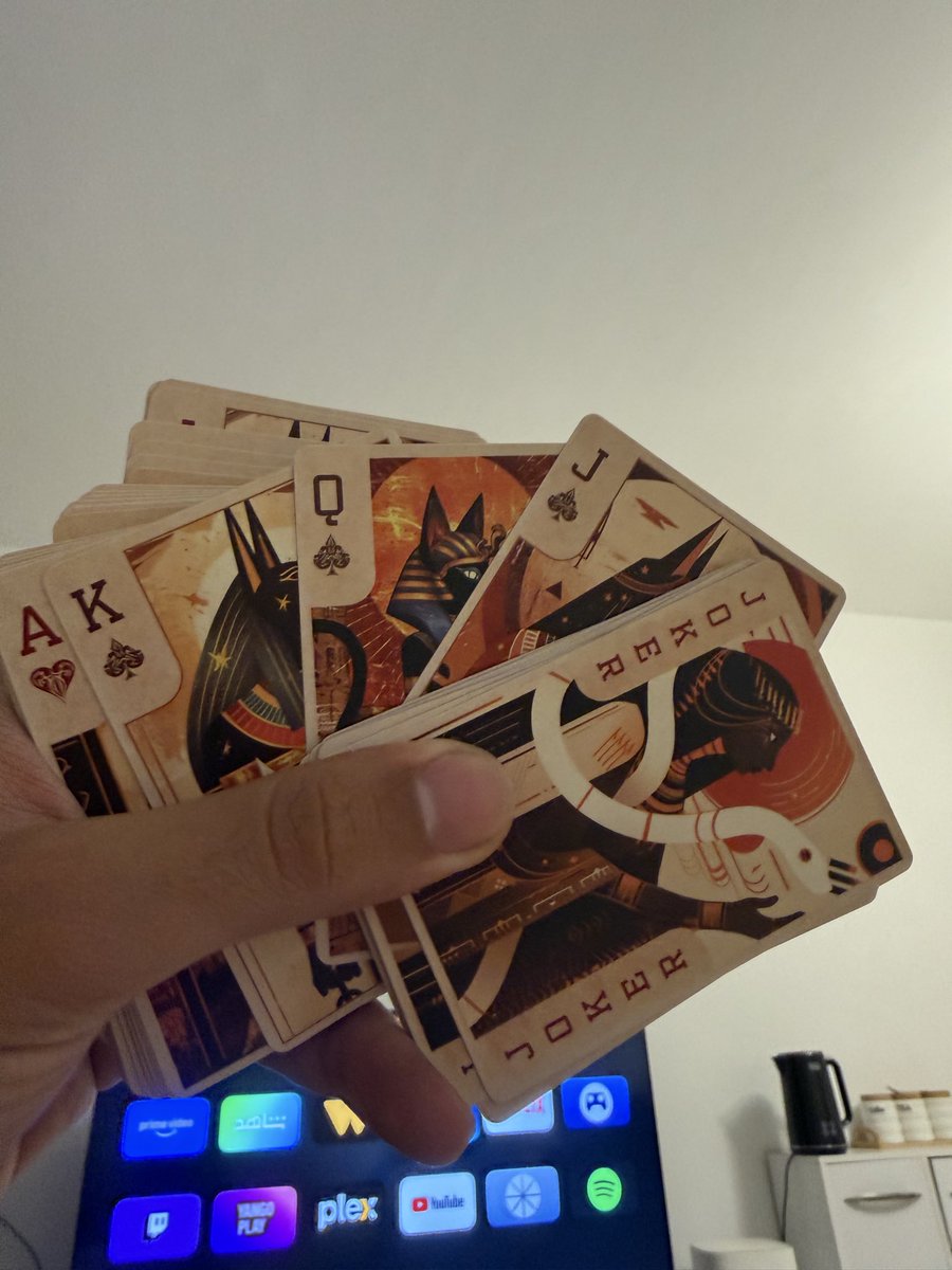 بمناسبة الإفتتاح بتاع النهاردة حبيت اوريكم الكوتشينة الفرعونية اللى لسة جايبها