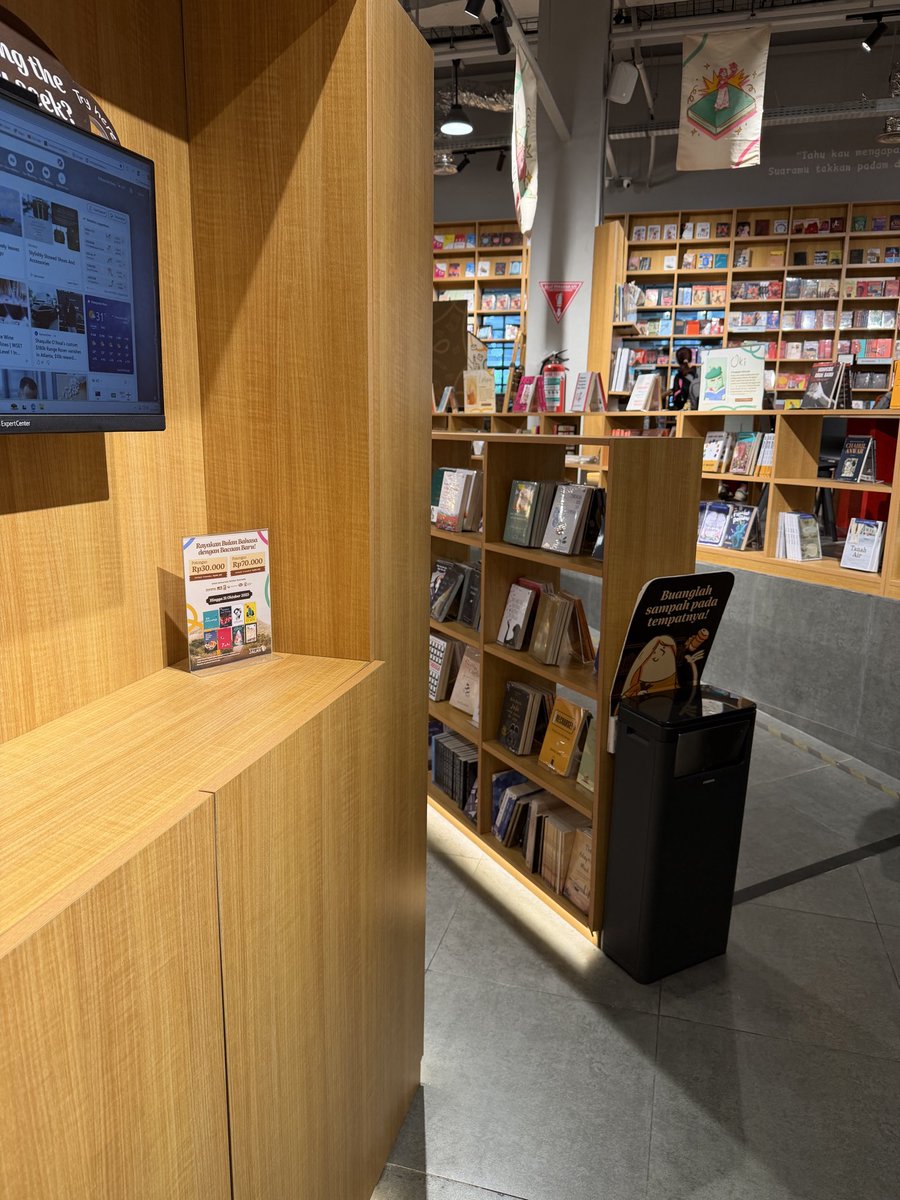 harisprahara's tweet photo. Sabtu, wisata literasi ke Gramedia Jalma dan Post Santa. Syahdu! https://t.co/aNbhp1jSHT