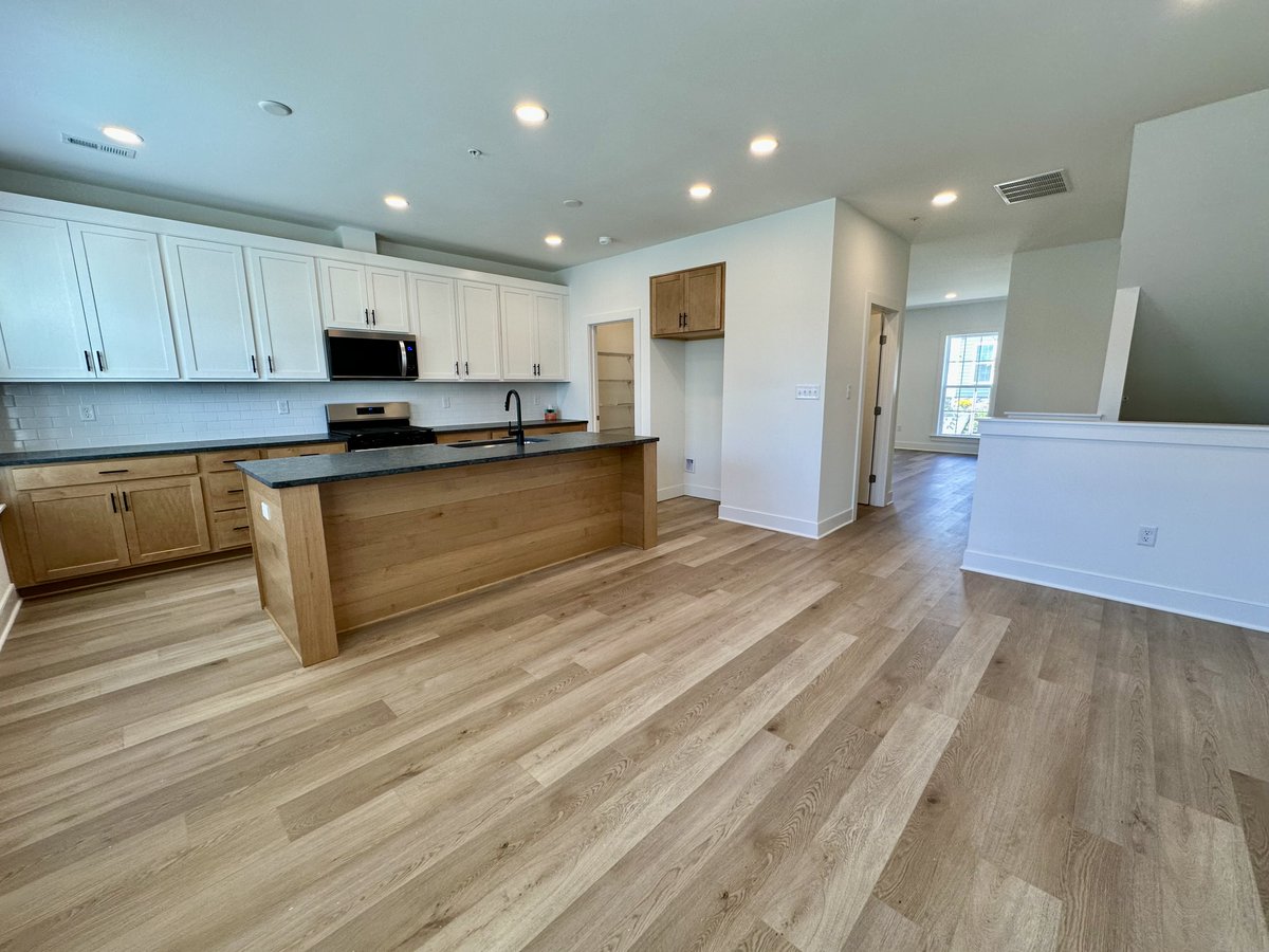 RPMPittsburgh's tweet photo. We have some fantastic new listings this week! 39 units are available, including this amazing home in Bridgeville. Our profile has the link to our website. Contact us for a showing today! Days and weekends are available. 

#rentalspittsburgh
#homeforrentpittsburgh https://t.co/FFW3NCC7qP