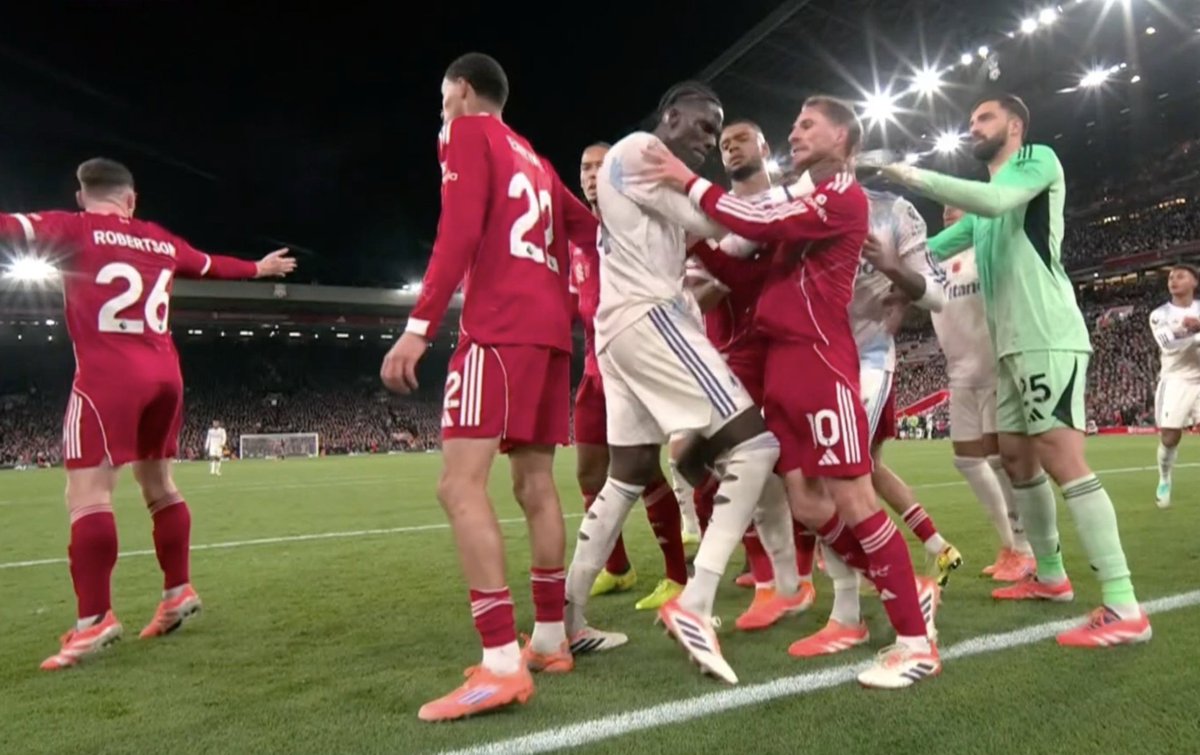 Football__Tweet's tweet image. 🤔 𝗗𝗘𝗕𝗔𝗧𝗘: Is a yellow card the right decision here?

Amadou Onana has got his hands around Alexis Mac Allister&apos;s throat?!