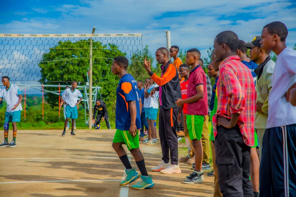 A massive shoutout to our incredible coach <a href="/uaugustin83/">Augustin Uwihanganye</a> for leading UR Rwamagana Campus to victory in volleyball against IPRC Gishari College! 🏐👏 Your guidance, strategy, and motivation made all the difference.
#IprcGishariCollege #URRwamaganaCampus #friendlyMatch