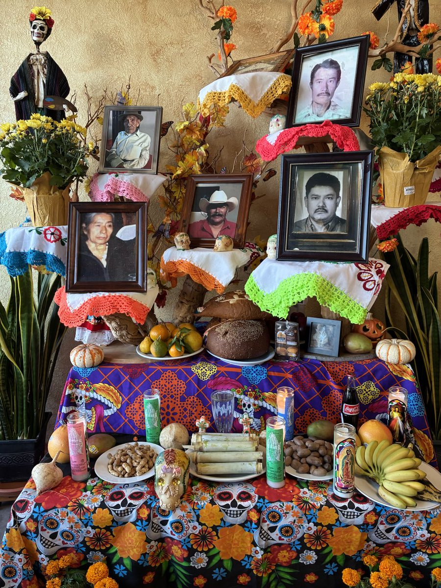 En Seaside, pueblito con fuerte población mexicana, donde fuimos a comprar “pan de muertos”, la celebración es muy auténtica, altares familiares. Nada “ hecho para los turistas.