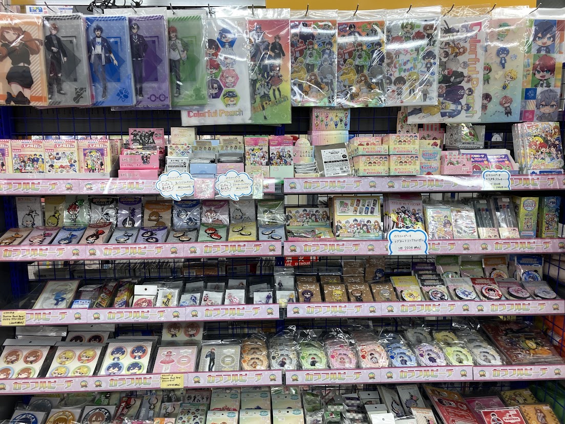 グッズ販売情報】 『カラフルピーチ』関連グッズがからぴちコーナーに