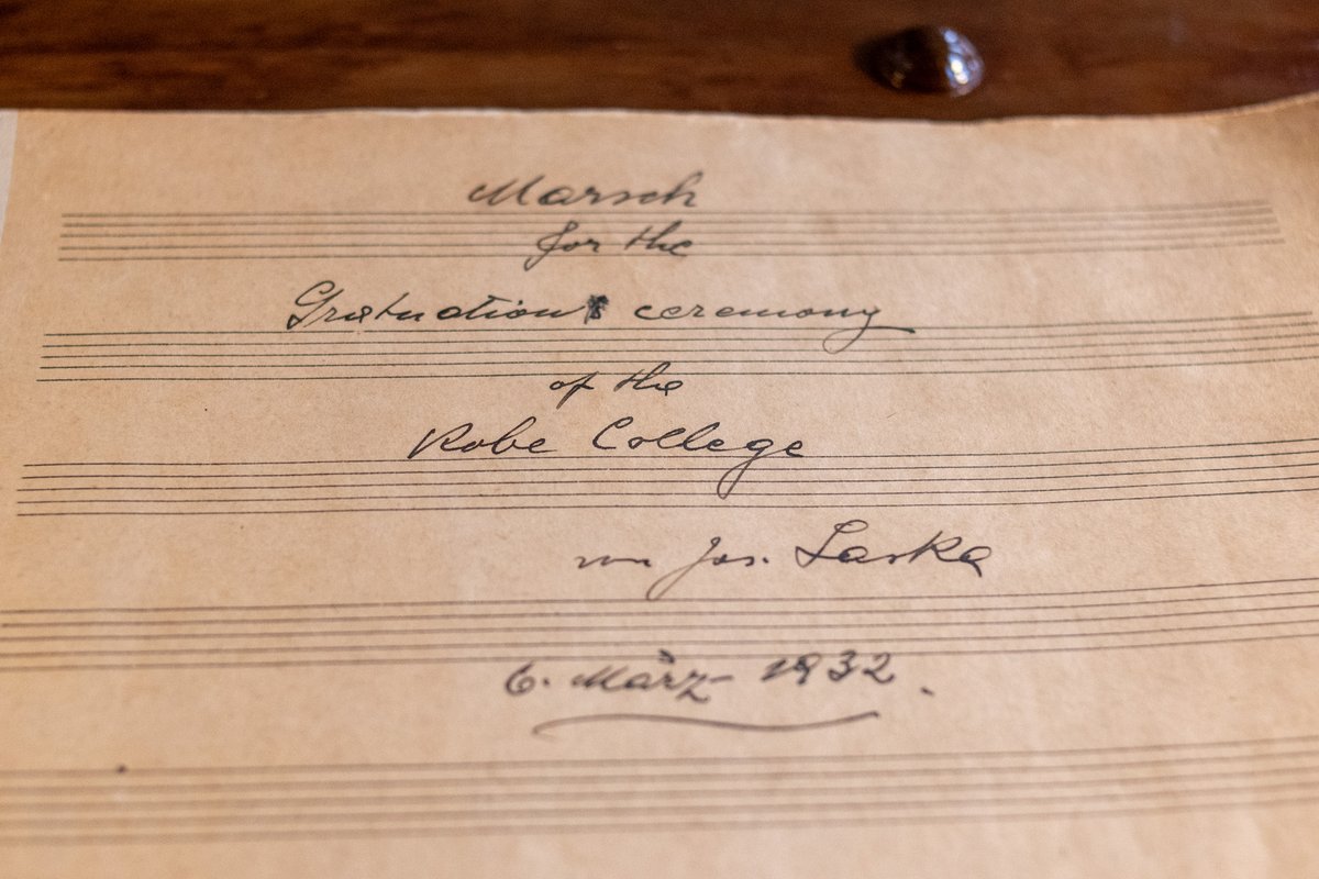 asahi_kobe's tweet image. 教え子残し消えた音楽家のマーチ　93年後の卒業生がオーケストラに
asahi.com/articles/ASTB0…

演奏後、編曲者として紹介された卒業生を、大きな拍手が包んだ。「思い入れのある講堂にオーケストラの音が響いて、体の隅々まで感じられてうれしかった」（写真は #神戸女学院 提供）