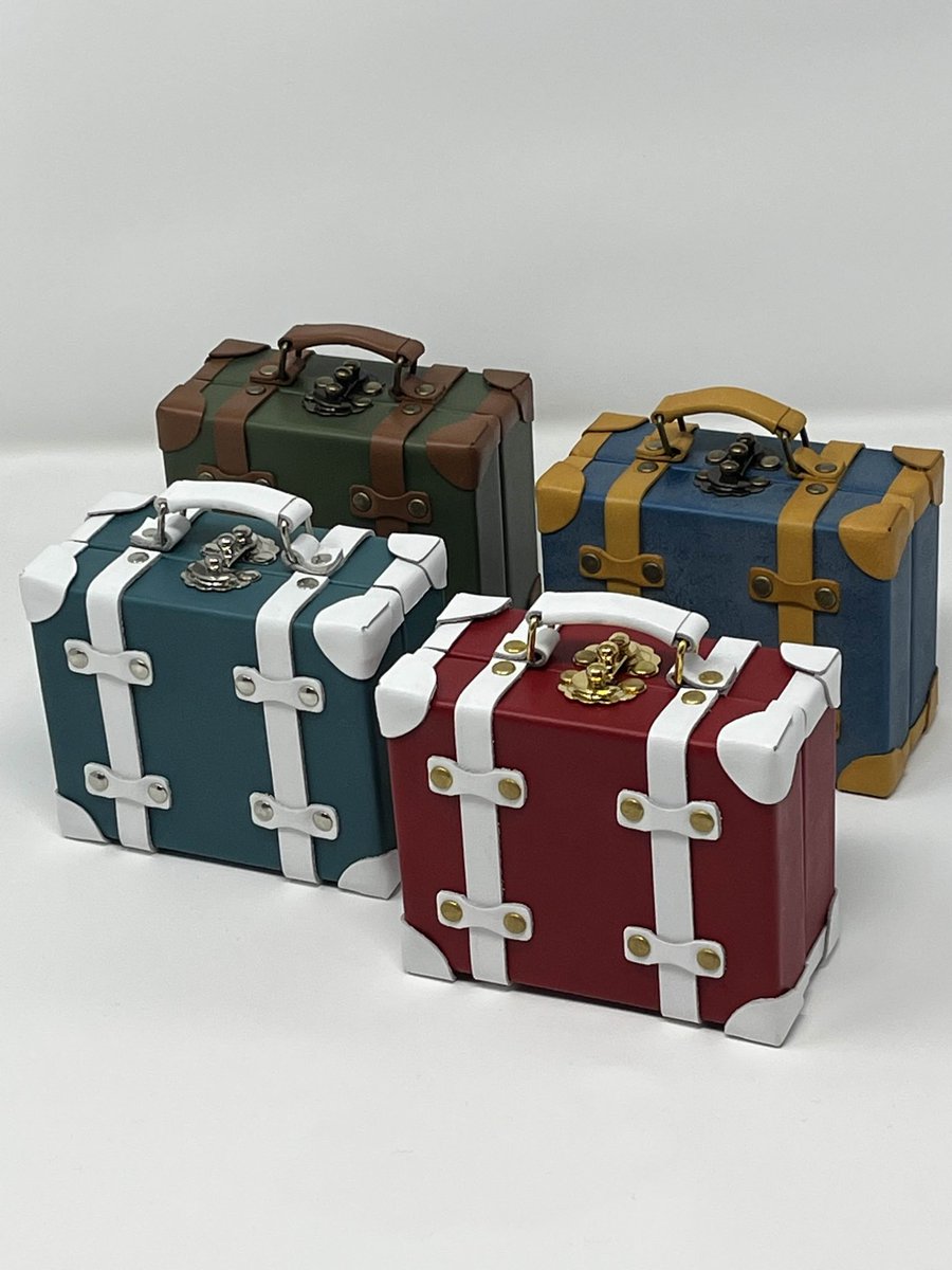 天野工房では、本革を使った様々なサイズのトランクを製作しています