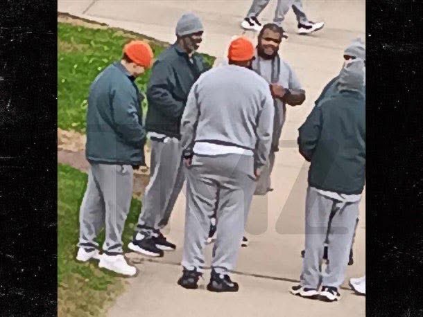 TheRealDreShow's tweet photo. New photos of @Diddy on the yard in the Feds at Fort Dix surface

(via TMZ) 📸 

#Diddy
#DiddyTrial
#SeanCombs
#TheDreLockhartShow https://t.co/dn4dkcEMDI