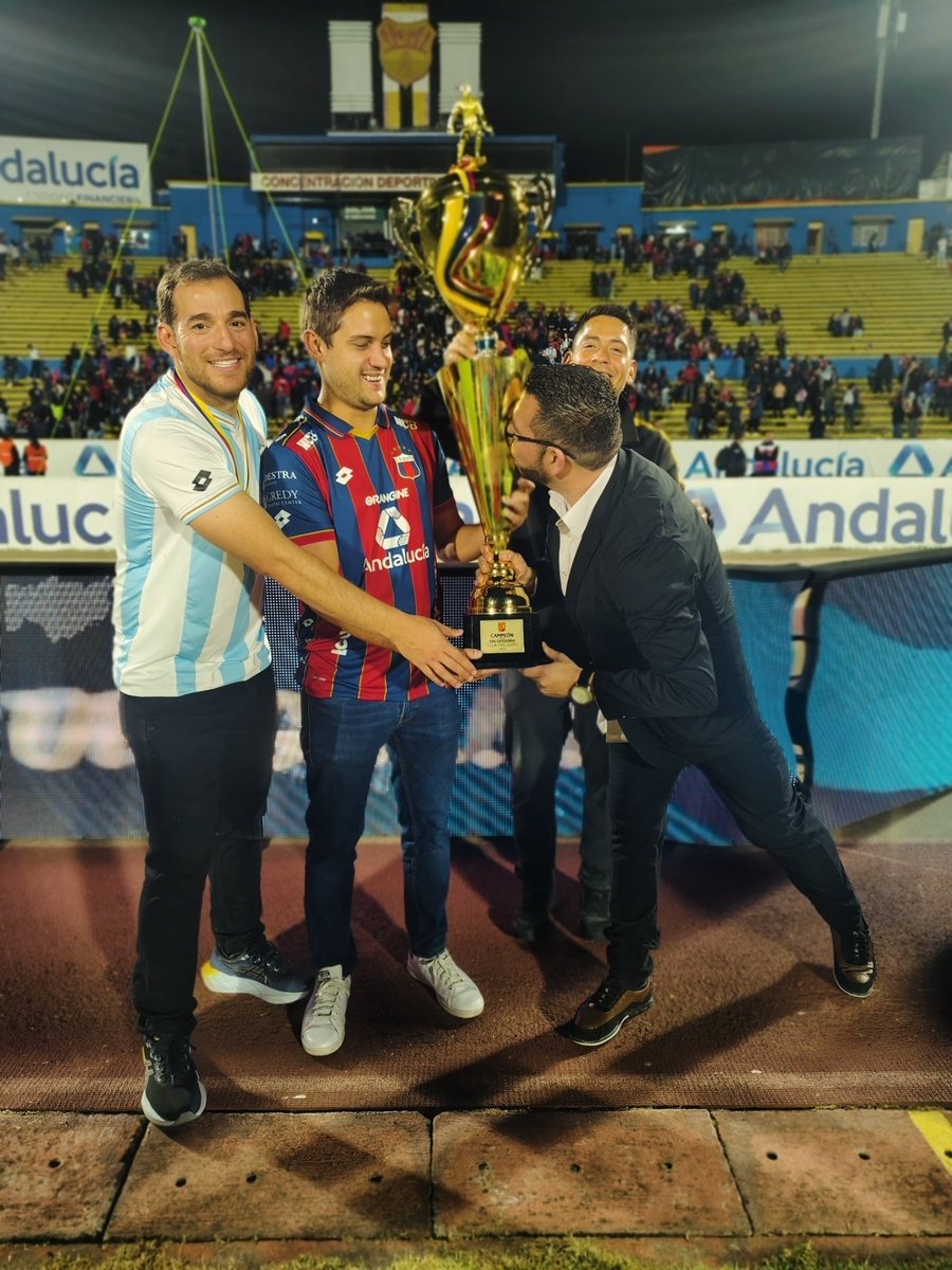 Acerca de lo sucedido con Deportivo Quito... Esto es lo que pienso!! 

#LaVidaPorLosColores 💙💔
<a href="/ydalequitodale/">y dale Quito dale AKD</a>