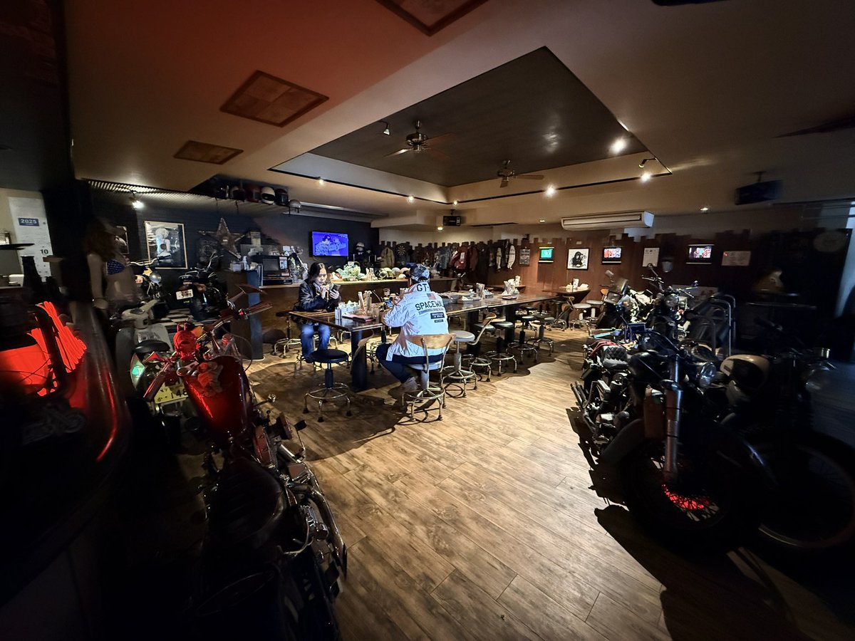 akiemon_r3's tweet image. 今日はハンバーガーツーリングの日😋🍔