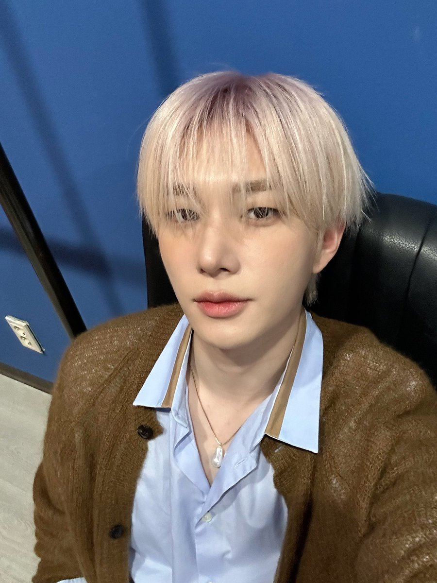 taeshinesun's tweet photo. cabelo com gotas de rosa ameaçando ser rosa notas de rosa https://t.co/t4aVqJ2Vvy