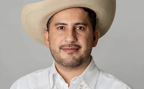 JorgeGuzmanMtz's tweet image. 🚨El presidente municipal de #Uruapan, #Michoacán, Carlos Manzo, fue victima de un ataque armada en el centro de la ciudad. Habría resultado gravemente herido. Dos personas más habrían fallecido. Manzo ha sido un crítico de la estrategia de seguridad de Claudia Sheinbaum.