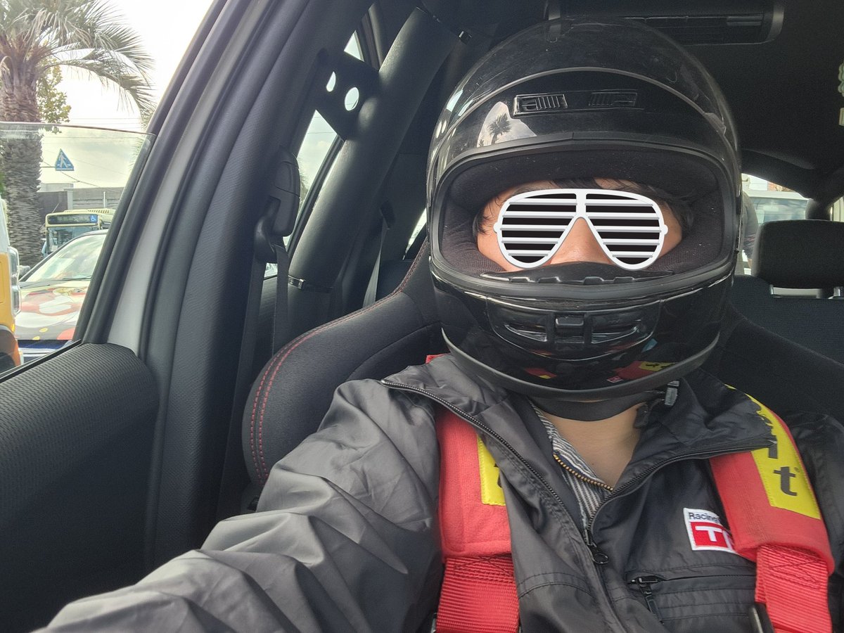 地味ハロウィン

『走行会のスターティンググリッドからパレードの車列に飛ばされた人』 