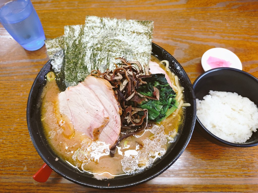 今日はコスモス見に行ったので
上越家でお昼

チャーシュー麺大盛り
釜塩チャーシュー
ライス

今日は釜塩食べたいので1時間前に並びました！
並んで良かったと思える美味しさ♪