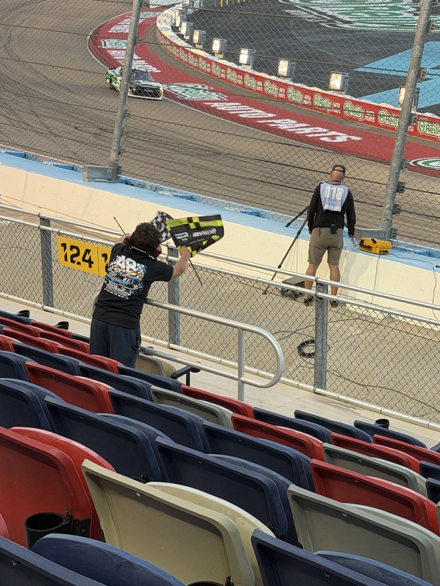 team48rocks's tweet photo. @NASCAR @phoenixraceway @NASCARonNBC someone needs to get give this little boy a job or at least an opportunity to wave the flags!!! Best part of @NASCAR_Xfinity championship race. https://t.co/w9GdCtwkP1