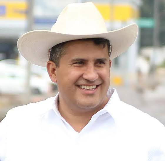 Juan_OrtizMX's tweet image. 🗳📌 ATENTAN CONTRA EL ALCALDE DE URUAPAN, LO REPORTAN GRAVE

El alcalde de Uruapan, Michoacán, Carlos Manzo, fue baleado esta noche durante el Festival de Velas en el Centro Histórico de la ciudad.

De acuerdo con reportes policiacos, el edil acababa de tomarse unas fotos con…