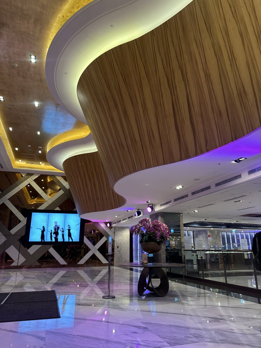 11/1
 
上台北吃了飯
走在路上嬉戲打鬧
還買了蠟燭 戒指
好像又回到以前在台北工作的感覺
很開心😍😍
 
然後唱宵夜場
我本來想躲酒的
唉 但是被抓到了 不過還是有手下留情
就是醉了暈 醒了後又喝 再暈
 
認真很少唱歌局 大家都很會唱的
我的耳朵很黑皮☺️ 愛打加