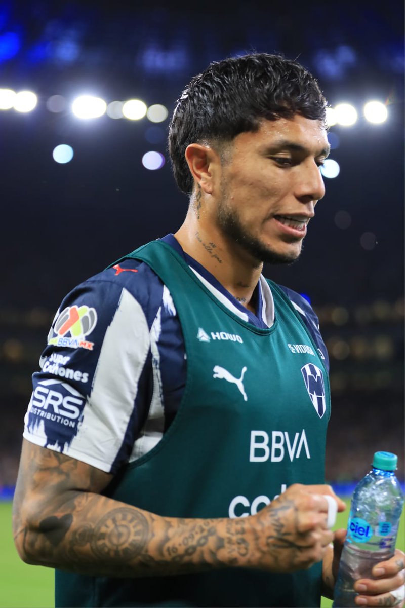 INTENSO PRIMER TIEMPO EN EL CLÁSICO

medio tiempo encuentro entre Rayados y Tigres con marcador de 1-0 tras un duelo con mucha intensidad, ambos equipos se quedaron con 10 tras la expulsión del Corcho y Angulo, este último ocasionó el penal que cobró Canales. 

📸 <a href="/buubuu_ez/">Gerardo Leal</a>