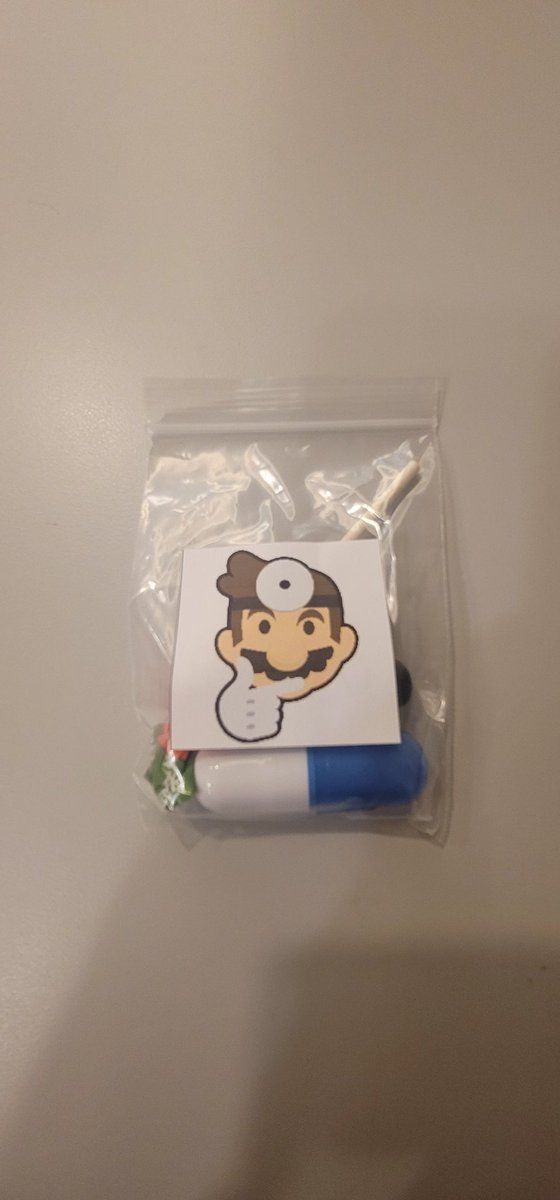 MikeCovers's tweet image. Dr. Mario gave me drugs at @DerpyCon !

(The pill actually has a highlighter in it) 

#derpycon