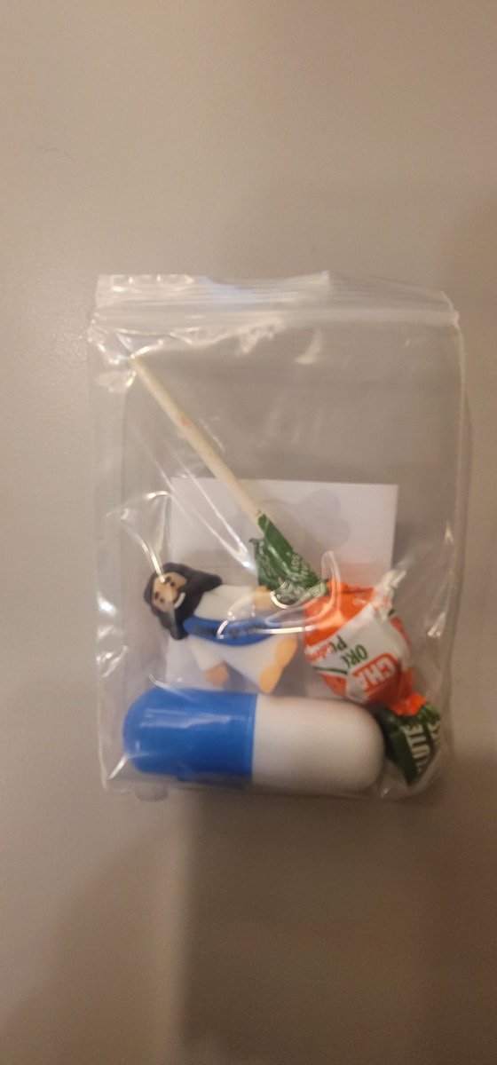 MikeCovers's tweet image. Dr. Mario gave me drugs at @DerpyCon !

(The pill actually has a highlighter in it) 

#derpycon