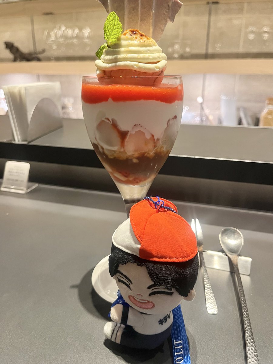 pppinpon's tweet photo. 佐々木のパフェにキテレツ佐々木大光様と中村嶺亜様（市場推定価格5億）です。ご査収ください。 https://t.co/fOJSfGVxIH