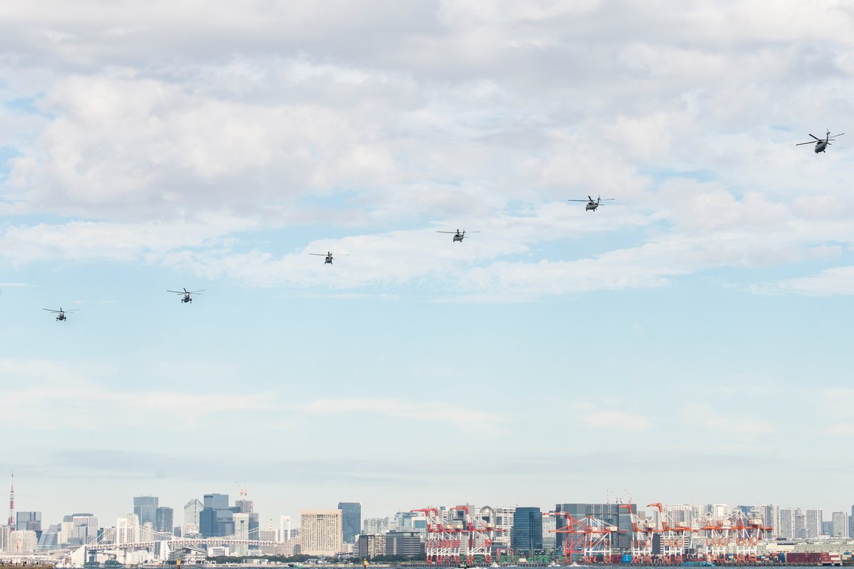 大統領の離日を見届け帰投するマリーン・ワンをはじめとするご一行
東京港西航路を低空で飛行する姿は圧巻でした