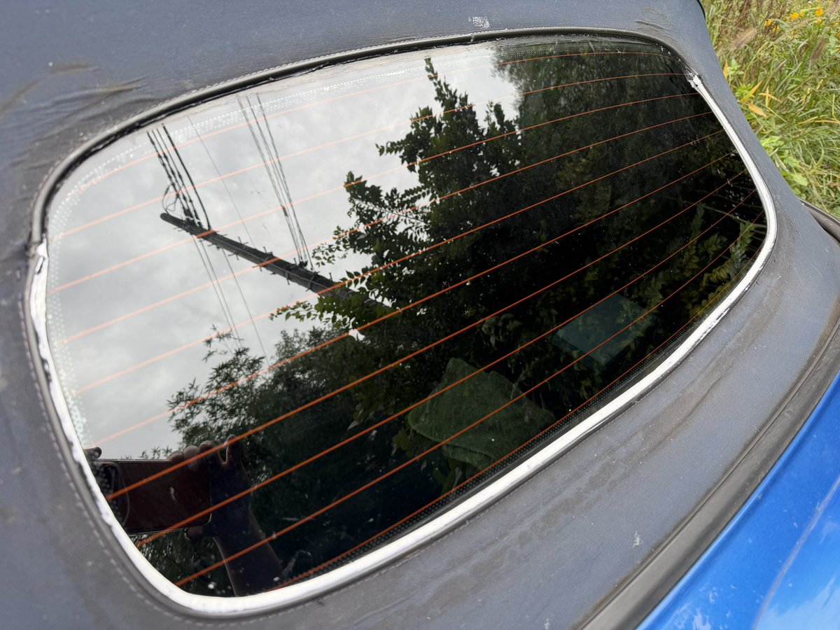 toshio2da's tweet photo. リアガラスの補修…ボンドでガラスをくっつけた後2回コーキングしたのにまだ車内に雨水が染み込んでくる…ので3回目のコーキング。
もう遠慮なくコーキング剤モリモリ。
これでもう浸水被害から解放されますように🙏
#ncec #ncロードスター https://t.co/MDwTTgftTo