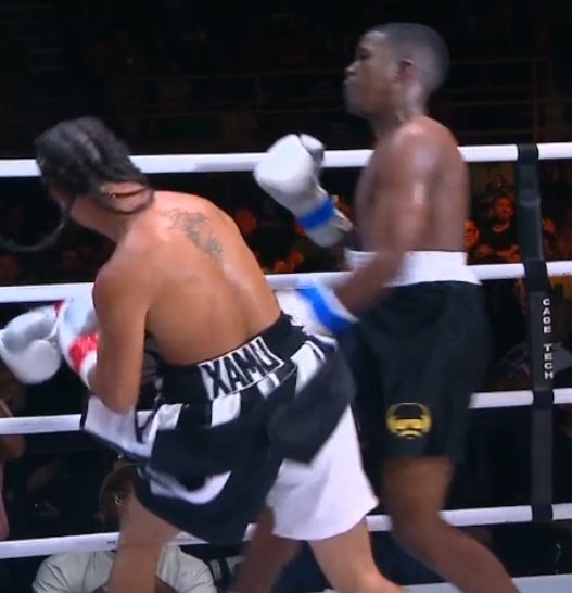 comuninters's tweet image. Maior propaganda anti cigarros que já vi 

Amanhã na parte de trás da embalagem vai estar essa foto com "Você apanha"