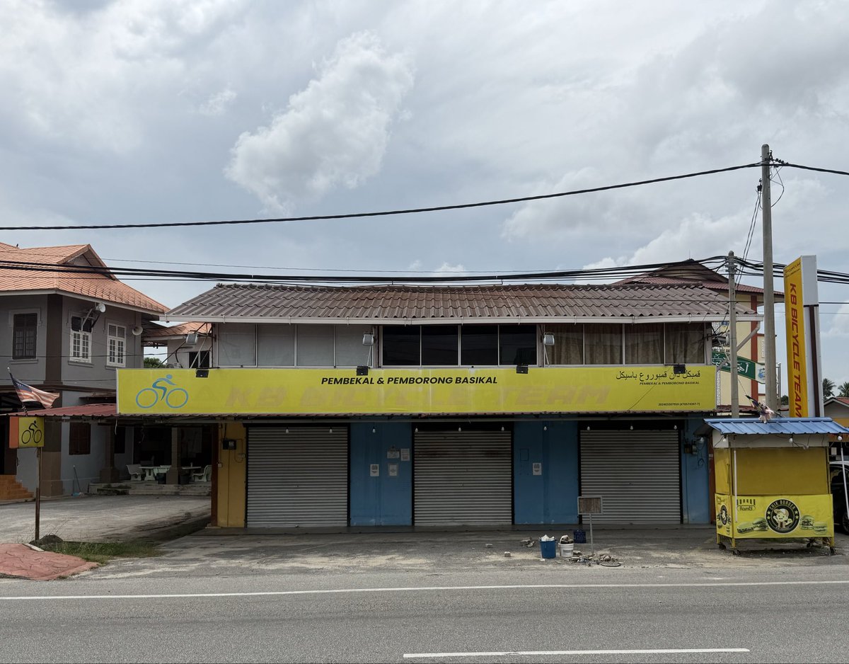 max_fahmi's tweet photo. Ore Klate, saya mencari penyewa untuk bangunan ini. Lokasi di Bunut Payong tepi jalan besar menghala ke Bandar KB. Luas 40x40 https://t.co/hP5U41Blp8