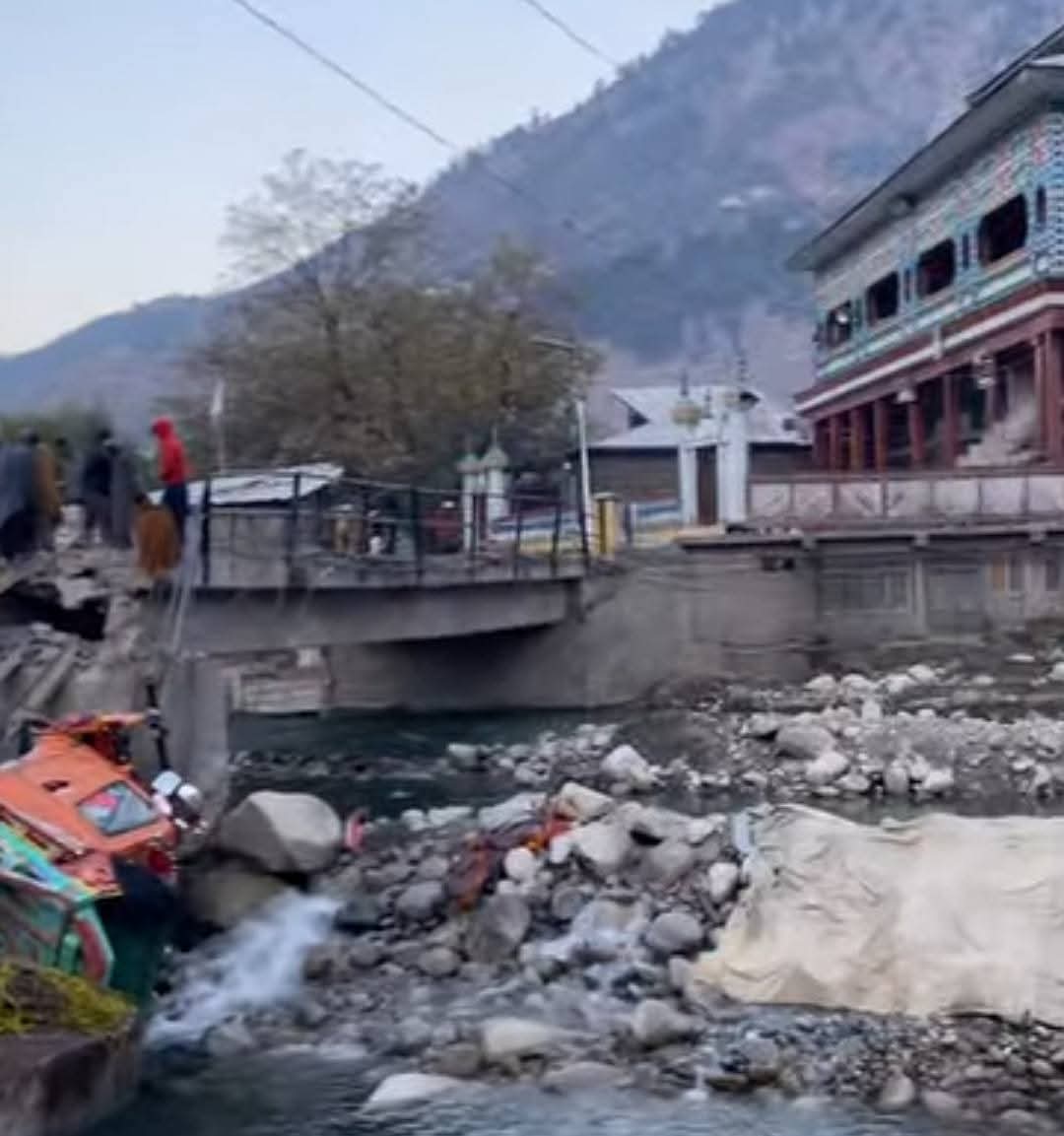 kumratvalley's tweet photo. A bridge near Jamia Masjid Thal over River Panjkora collapsed last night due to an overloaded truck. Thankfully no loss of life, but access to #KumratValley & #BadgoiPass is blocked. Govt urged to install a temporary steel bridge ASAP. #DirUpper #KP.
@CSKPOfficial @CMShehbaz https://t.co/ncdB3YTxYb