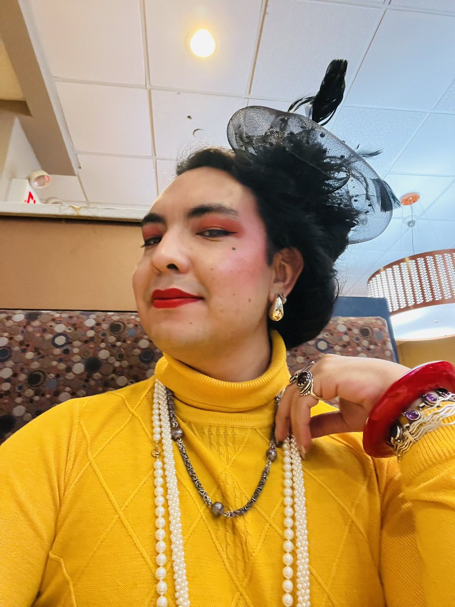 Dama mexicana bebiendo chocolate caliente.