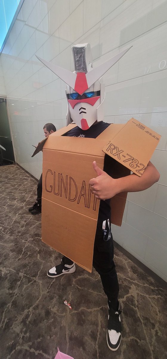 MikeCovers's tweet image. This is seriously some of the best Gundam cosplay I&apos;ve ever seen at @DerpyCon .

#derpycon