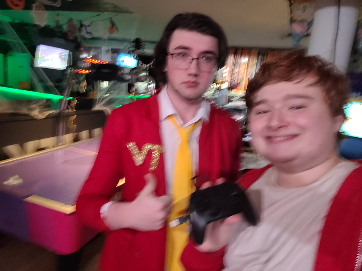 BLURRY SELFIE BUT WE WON DUBS AT THE MONSTER SMASH !!!

DONT DOUBT SANS AND PAPYRUS!!!