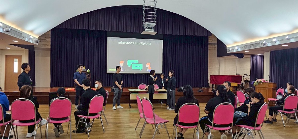 29 ตุลาคม 2568 ทีมวิทยากรจากสมาคมสะมาริตันส์แห่งประเทศไทย ได้ร่วมทำกิจกรรม CSR ณ โรงเรียนสอนคนตาบอดกรุงเทพฯ
โดยจัดอบรม “การฟังด้วยใจ” ให้กับคุณครูทั้งที่ตาดีและพิการทางการมองเห็น
เพื่อเสริมพลังใจและทักษะการรับฟัง
นำไปต่อยอดในการดูแลนักเรียนที่พิการทางการมองเห็นต่อไป