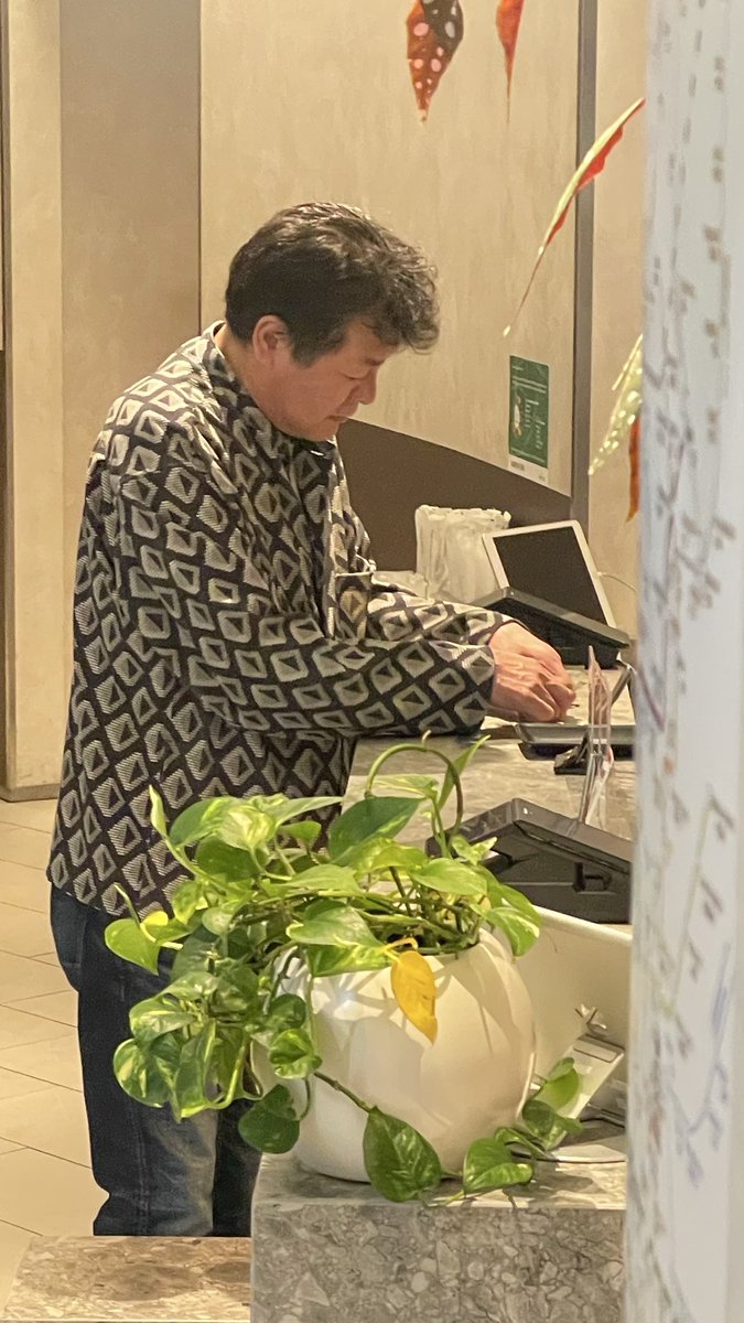 yomeyoshiko224's tweet image. なんやかんや、キャッシュレスの世の中、現金を文房具用のクリップで挟んで、ポケットいれて持ち歩き、支払いは全部現金。
日々出るおつりを集めて、その小銭でまた支払い。
時代の流れにのりません。