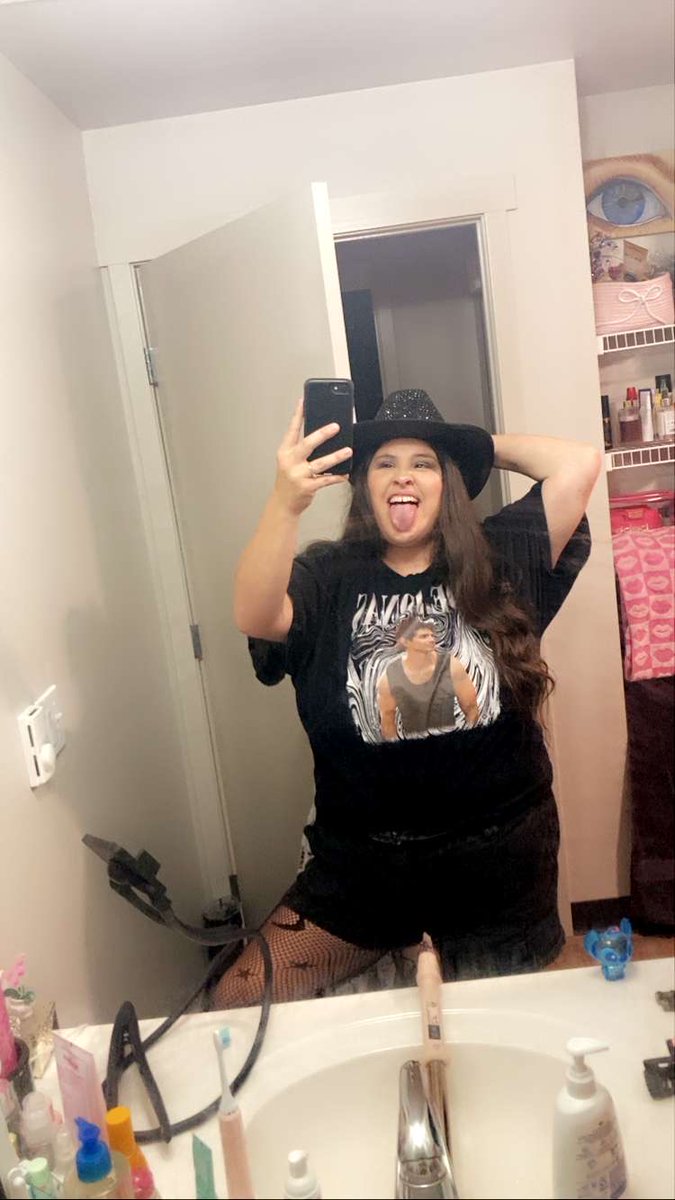 Monicasisson16's tweet photo. I’m tired of all this candy on the dry land 🤠🤪🪩💗

Happy Halloween from cowboy Joe 🥵 @joejonas https://t.co/bqe6MVgWzn