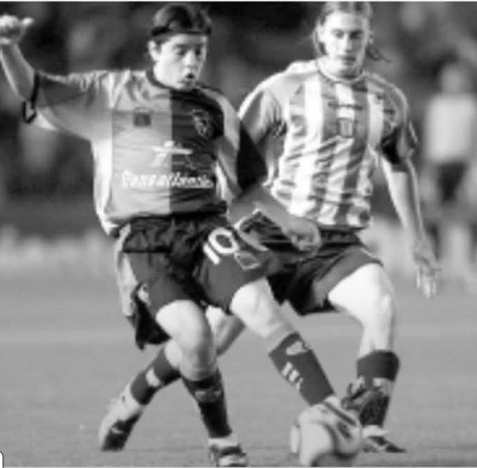 #Cultura 🔴⚫️♾️

Un 1 de noviembre de 2002, por la fecha 15 del Apertura, en Avellaneda vencemos a Racing por 1 a 0 con gol de Mauro Rosales. 
Newell's formó con: Passet; Vella, Grabinski, Crosa, Grech; Ponzio, Domínguez, Domizi; Marino, Manso y Sacripanti.
DT: Héctor Veira.