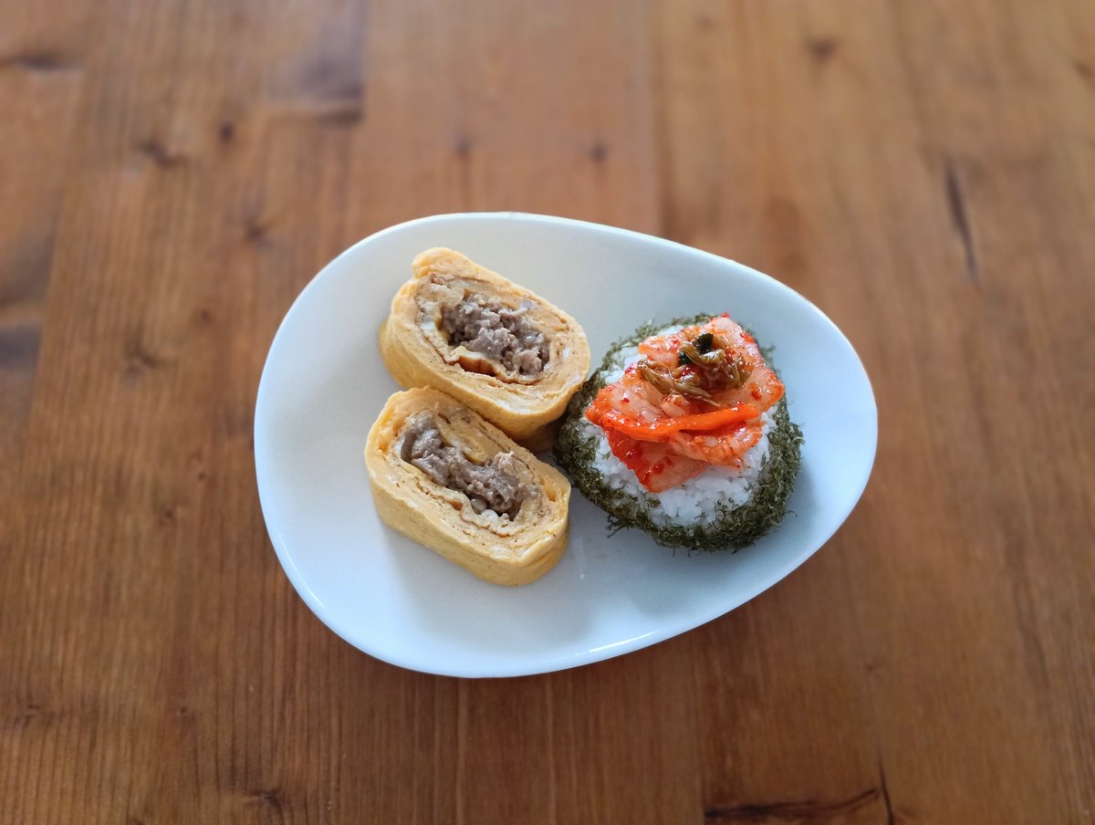 CareerLab_'s tweet image. 富山の黒こんぶおにぎりにキムチをトッピング🍙
腸活肉味噌を巻いた出汁巻き玉子を添えて💛

#OnigiriAction
#発酵文化研究所