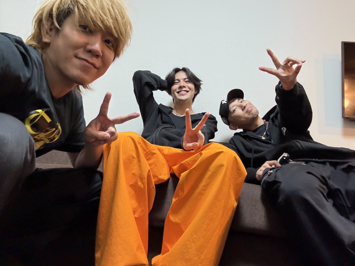 昨日は #2部屋 Day3、兵庫ありがとうございました！

電車がガタンゴトンしててTrainもガタンゴトンでした！笑
開演直前に話したもんで(笑)

ほんとにバラード聴けないのおもろかったです(笑)

今日は静岡でファイナル！

散らかして、片付けて、東名阪へ💨