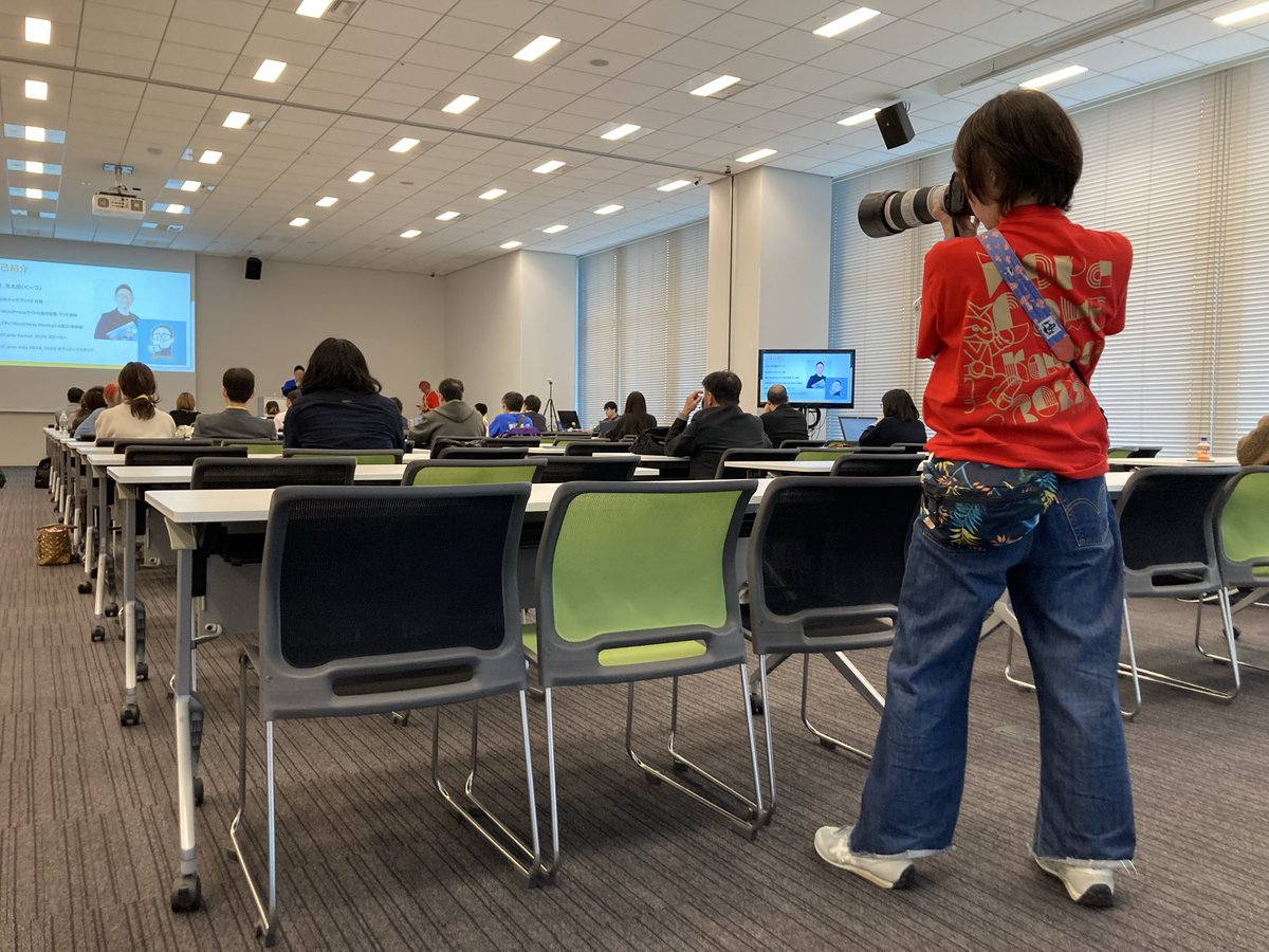 vektor_inc's tweet image. ベクトルスタッフのトリさん（@sysbird）が WordCamp Kansai 2025 の撮影ボランティアとして活動中！📸カッコいい🙌

#wckansai2025 #wordcamp #wpvektor #WordPress