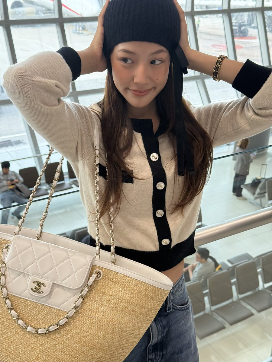 bbaiporuaryy's tweet photo. See u in Singapore 🇸🇬
#bbaiporuary #baiporxchanel #baiporxchanelcruise2025
#CHANELCRUISE #CHANELSHOW https://t.co/91dlaCRrzS