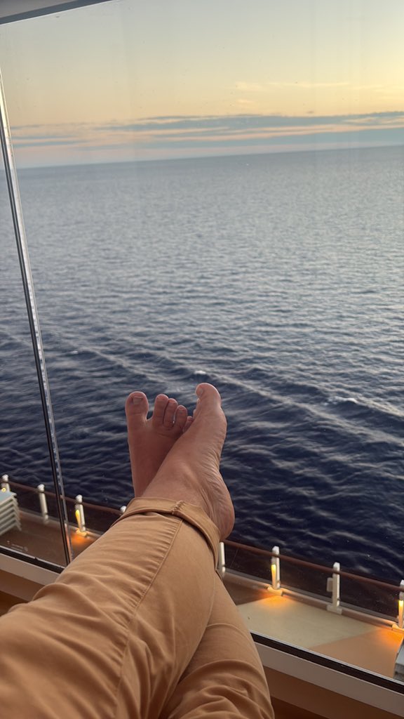 AlphaColt87's tweet photo. Vacation feet https://t.co/yQGqv6gwJC
