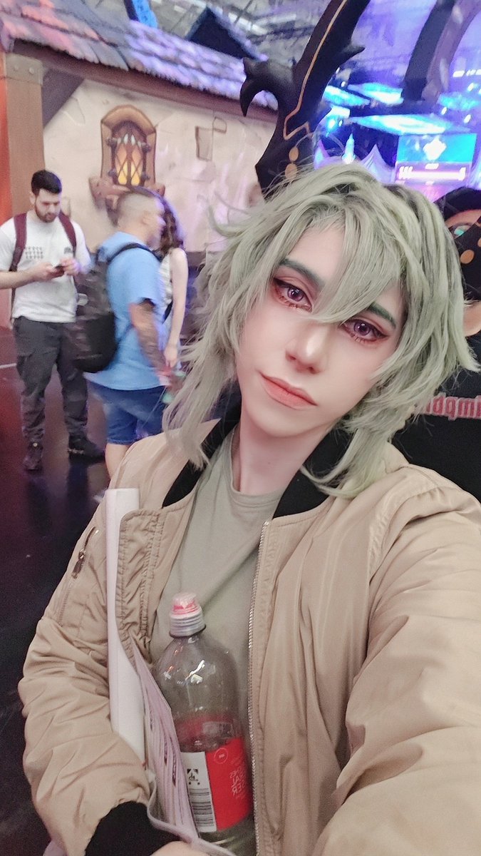 Heolwen's tweet photo. Lifeng Arknights Enfield selfies 
Will surely make his cosplay too ❤️
It was taken at Gamescom when i was trying to get some goodies haha https://t.co/4OKjfBLzNE
